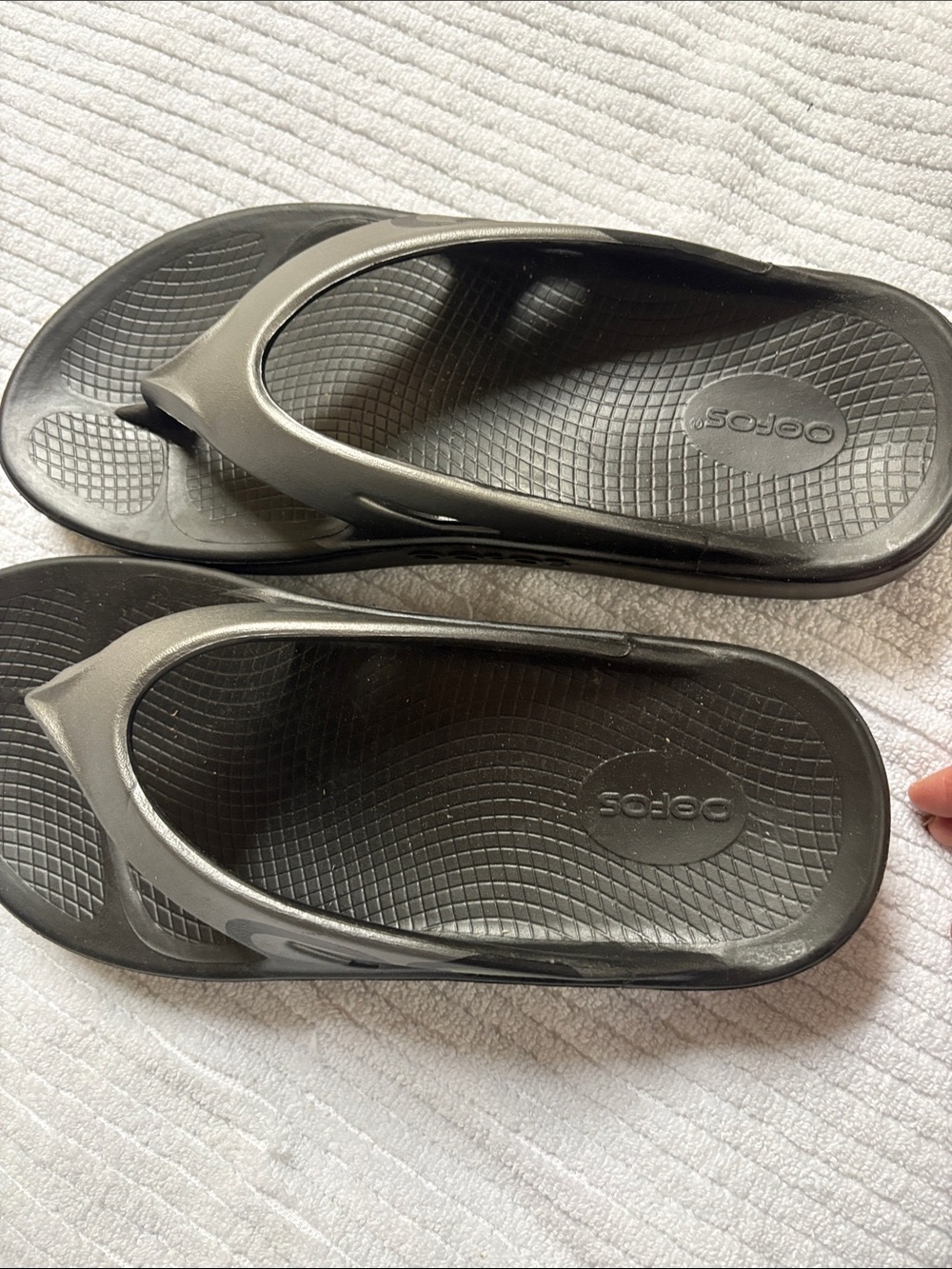 OOFOS Black & Metallic Gray Supportive Recovery Flip Flops - Picture 7 of 7